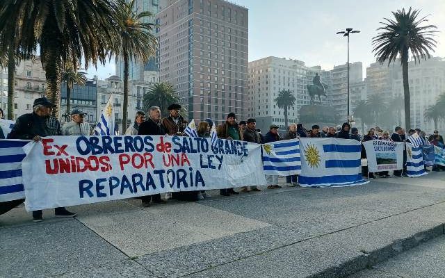 Histórico desembarco de los ex obreros de Salto Grande en Torre