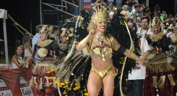 Tras una noche mágica, hoy Salto vive la segunda jornada de desfiles con entradas casi agotadas