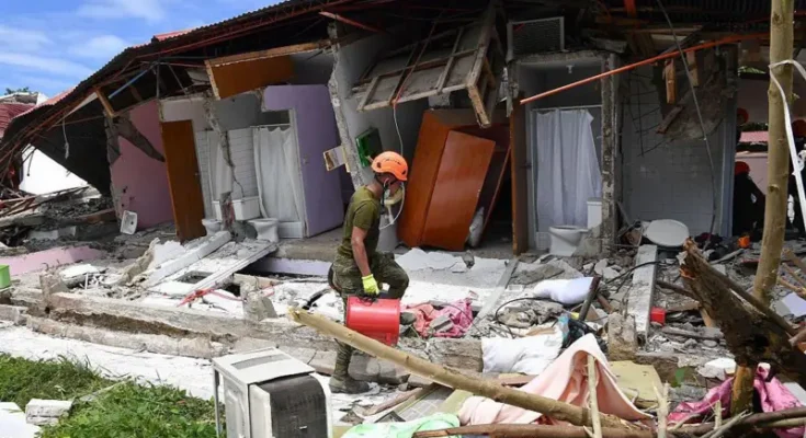 Al menos 69 muertos en un fuerte terremoto que sacudió el centro de Filipinas Al menos 69 muertos en un fuerte terremoto que sacudió el centro de Filipinas
