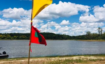 Bandera sanitaria en Playa Este del Lago de Salto Grande