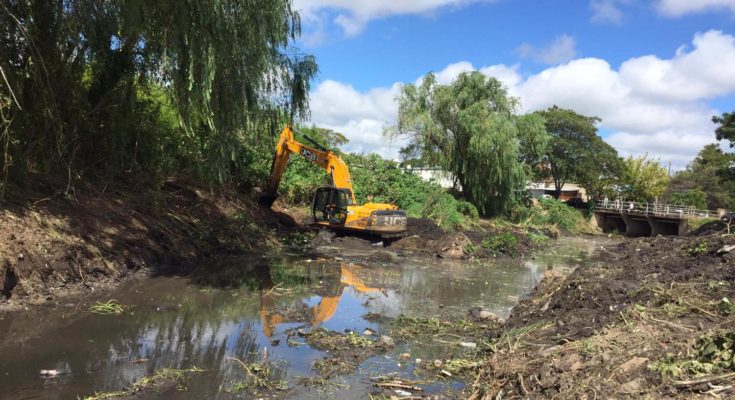 Intendencia trabaja en la limpieza del arroyo Sauzal