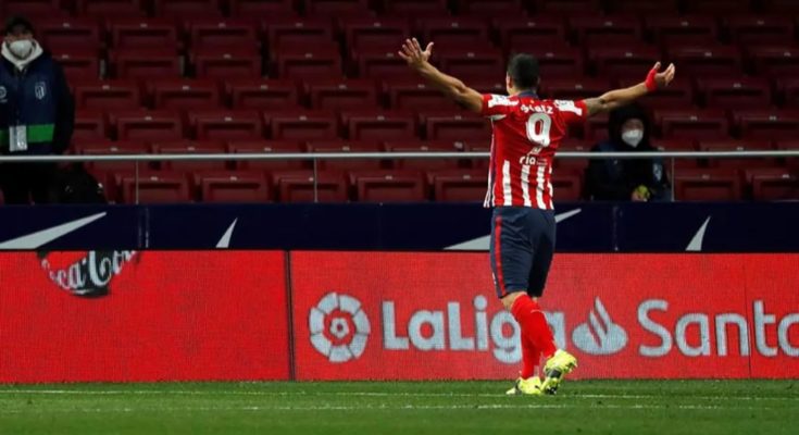 Luis Suárez convirtió su gol número 500 y el Atlético de Madrid sigue líder de la Liga de España