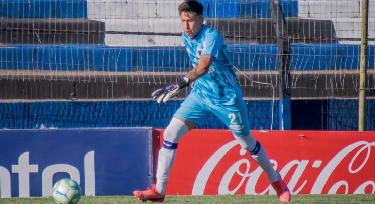 El salteño Sebastián Lentinelly figura en el arco de Liverpool ante Peñarol