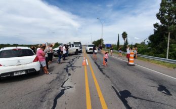 Comerciantes de Termas del Daymán cortaron el acceso al puente de ingreso al departamento