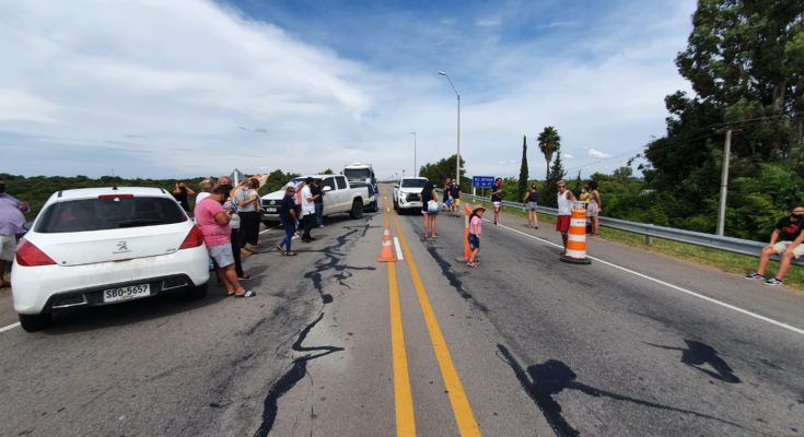 Comerciantes de Termas del Daymán cortaron el acceso al puente de ingreso al departamento