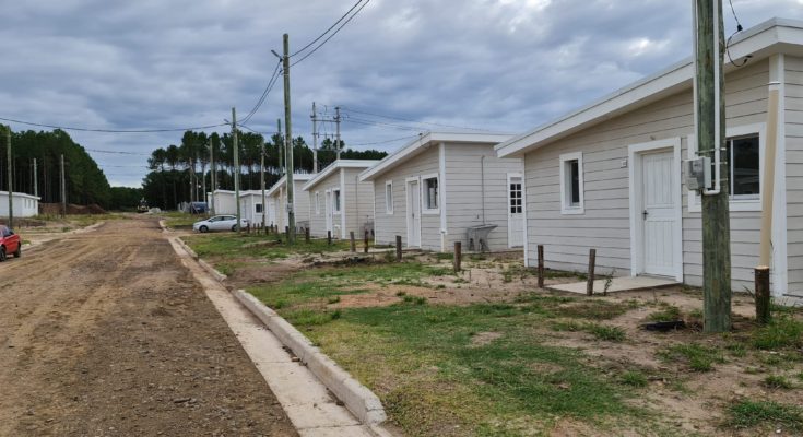 Intendencia y Ministerio entregaron la llave de 43 viviendas en barrio Uruguay