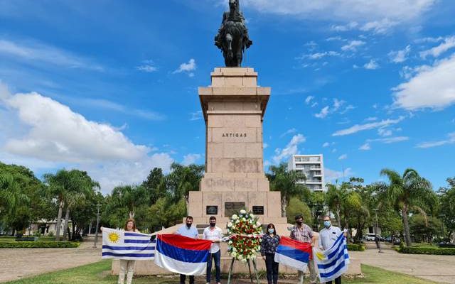 Colocaron ofrenda floral en Plaza Gral. Artigas por el 50° aniversario del primer acto público del Frente Amplio