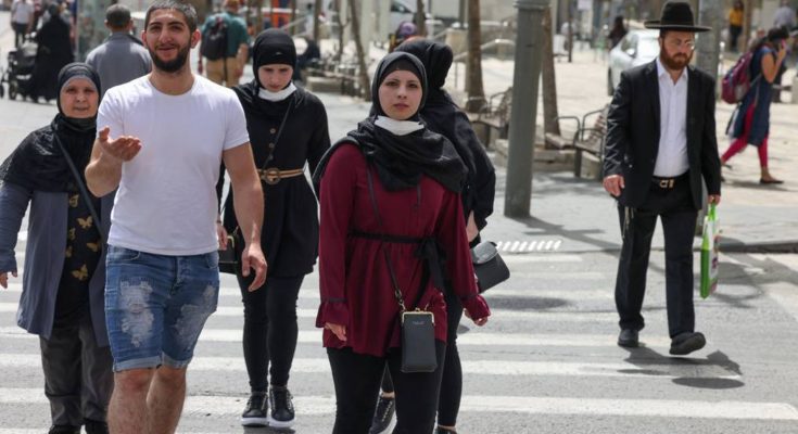 En Israel, los ciudadanos aliviados, salen a la calle sin mascarilla anticovid