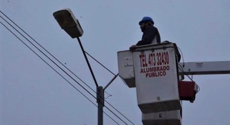 Alumbrado Público trabaja para restablecer el servicio en la ciudad tras la afectación por el temporal de viento del fin de semana