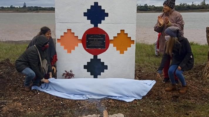 Realizaron descubrimiento de placa en reconocimiento a las viudas charrúas