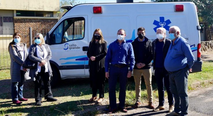 Salto Grande entregó ambulancia y equipos celulares para fortalecer la respuesta frente a la emergencia sanitaria