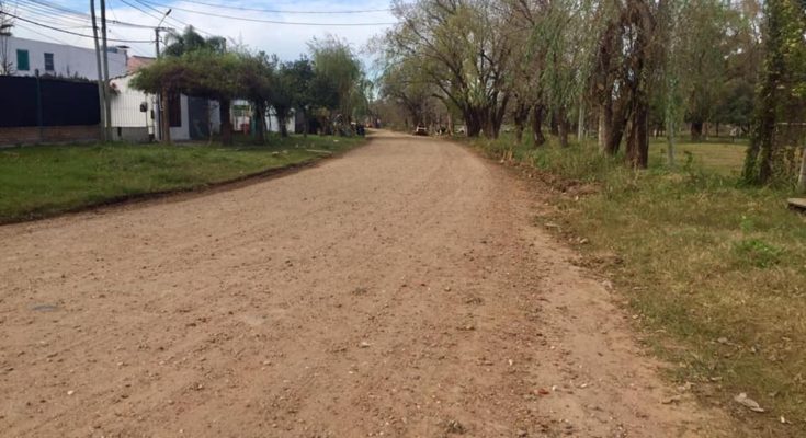 Equipos viales de la Intendencia trabajan en las calles de barrio El Triángulo