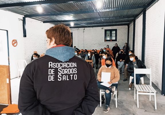 Comenzó curso gratuito de lengua de señas en Oficina de la Juventud