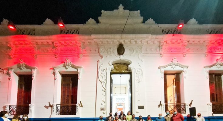 Se iluminó de rojo la fachada de la Junta Departamental en el Día de la Concientización sobre la Atrofia Muscular Espinal