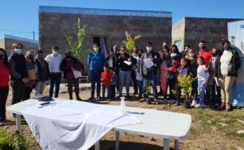 Intendente de Salto entregó los comodatos de terrenos a diez familias de barrio Artigas