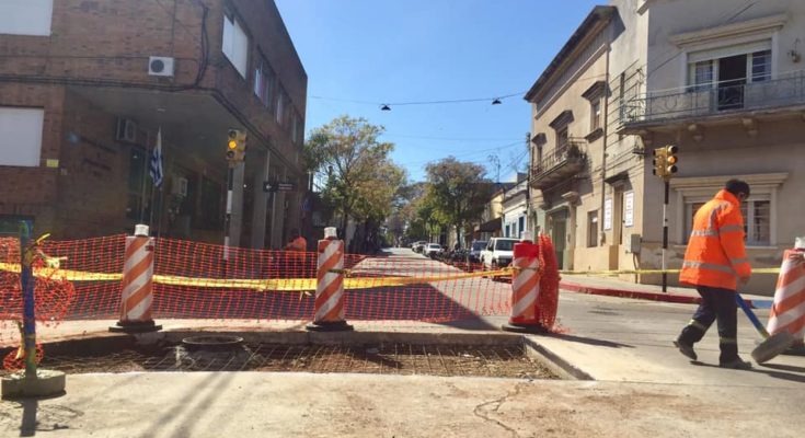 Intendencia de Salto realiza mantenimiento de los paños de hormigón en el casco urbano