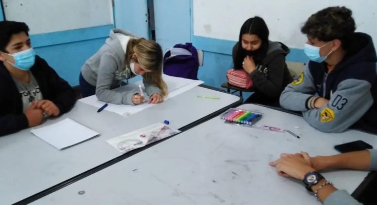 Referente de Inmujeres brindó taller sobre violencia digital a estudiantes de Administración de UTU