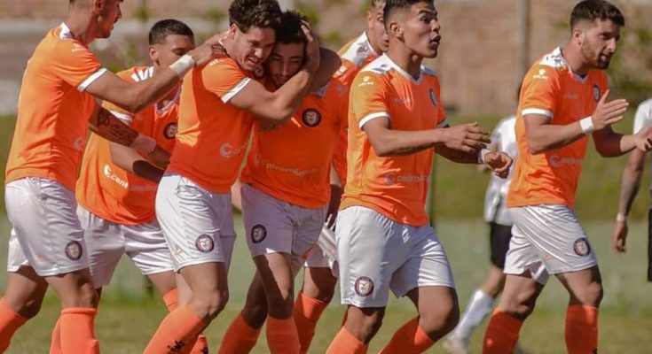 Salto F.C. le ganó 2 a 0 a Mar de Fondo y sigue invicto