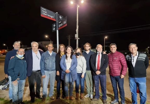 Se designó con el nombre de Ramón J. Vinci al tramo de Apolón de Mirbeck desde Av. Luis Batlle Berres hasta Costanera Norte