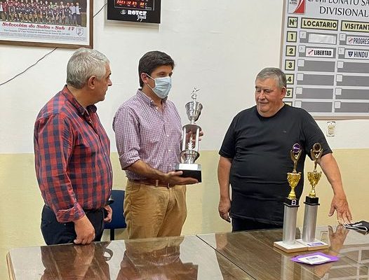 El delegado de Ferro Carril, Hugo Morat recibió premio de Javier Vargas goleador salteño