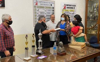 Familiares de Ruben Godoy entregaron placa para Javier Vargas de Ferro Carril, elegido como el mejor jugador del año