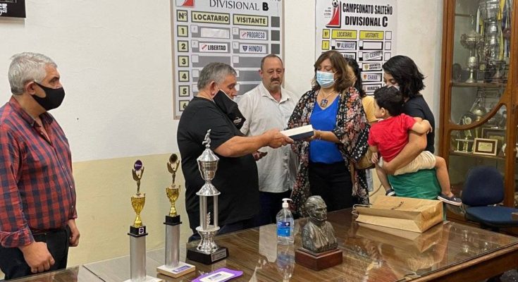 Familiares de Ruben Godoy entregaron placa para Javier Vargas de Ferro Carril, elegido como el mejor jugador del año