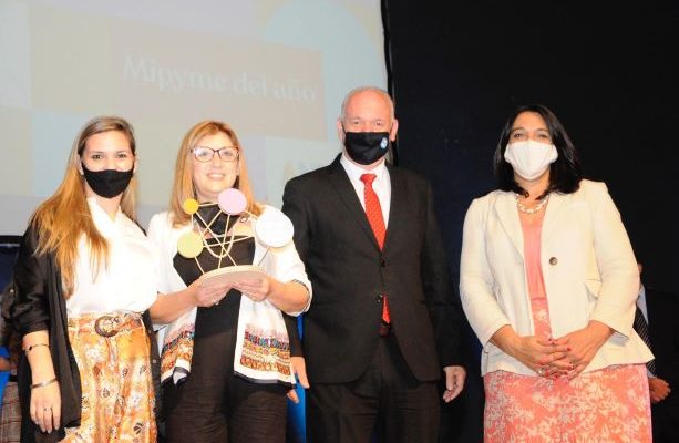 Se entregó por primera vez el Premio a la Mipyme del Año de ANDE. ArreglArte de Salto fue la ganadora en la categoría Mipyme Familiar Se entregó por primera vez el Premio a la Mipyme del Año de ANDE. ArreglArte de Salto fue la ganadora en la categoría Mipyme Familiar