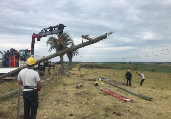 Personal de Salto Grande en conjunto con UTE trabajan para restablecer los servicios de energía eléctrica en Santa Kilda