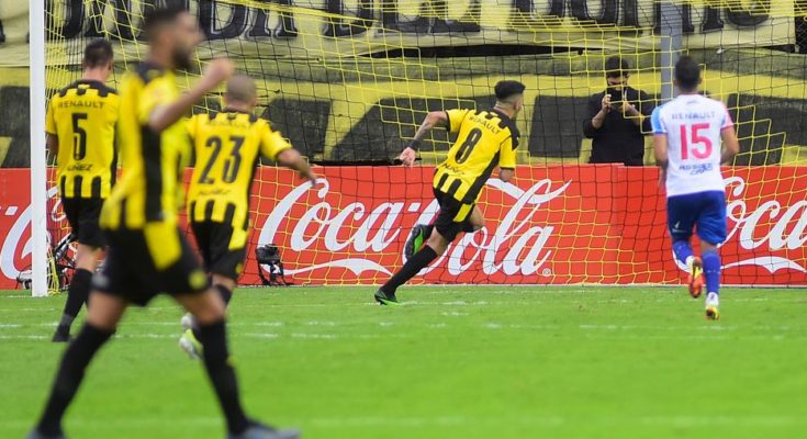 Peñarol venció a Nacional 1-0 en el Campeón del Siglo con gol de Pablo Ceppelini