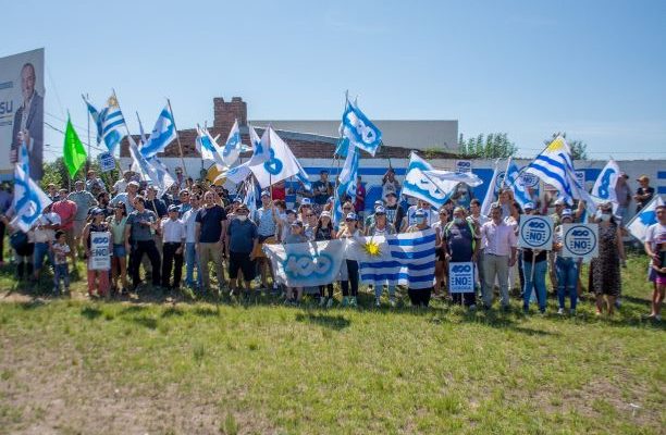 Albisu continúa con una intensa campaña por los barrios defendiendo la no derogación de la LUC Albisu continúa con una intensa campaña por los barrios defendiendo la no derogación de la LUC
