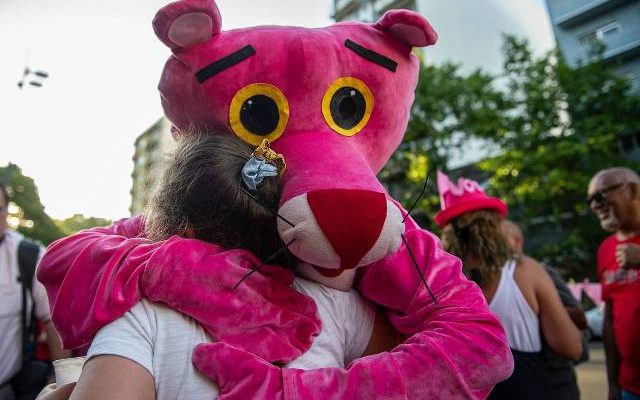 Tras intimación de Metro-Goldwyn-Mayer, sindicatos deciden dejar de utilizar la Pantera Rosa en campaña por el Sí