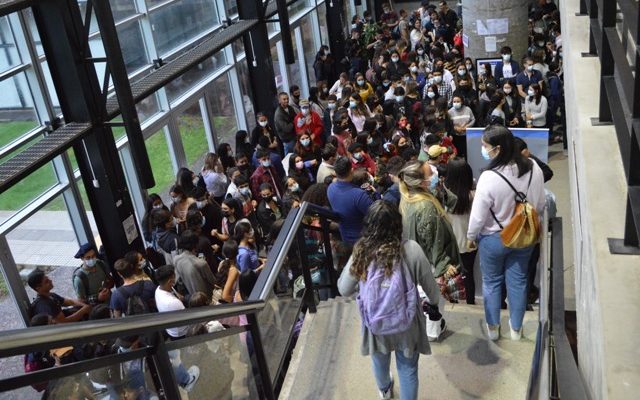 Cientos de estudiantes colmaron la sede Salto de la Universidad de la República