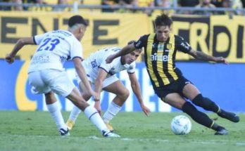 Apertura: Peñarol derrotó 2-1 a Liverpool en el Campeón del Siglo sobre el final