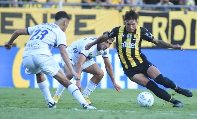 Apertura: Peñarol derrotó 2-1 a Liverpool en el Campeón del Siglo sobre el final