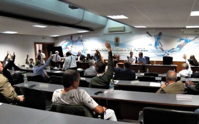 Se votó la realización de la Copa Uruguay que aúna el fútbol profesional y amateur