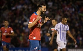 Apertura: Nacional, en una noche mágica de Monzeglio, venció 2-0 a Cerro Largo en Paysandú
