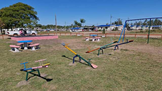 Intendente Lima y Mario Furtado visitaron la placita recuperada en barrio Uruguay Intendente Lima y Mario Furtado visitaron la placita recuperada en barrio Uruguay