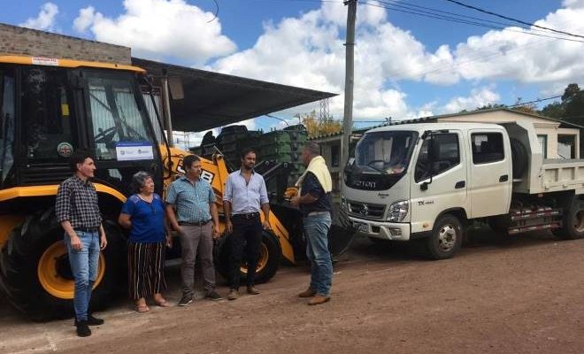 Alcalde Dalmao recibió una nueva retroexcavadora para el Municipio de Rincón de Valentín