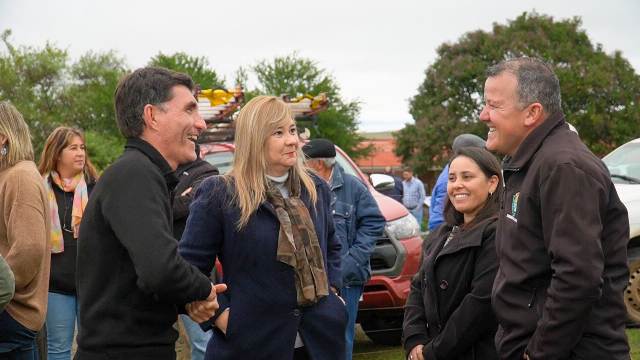 Diputado Lima y alcaldesa de Mataojo participaron de la inauguración de servicios eléctricos en el interior Diputado Lima y alcaldesa de Mataojo participaron de la inauguración de servicios eléctricos en el interior