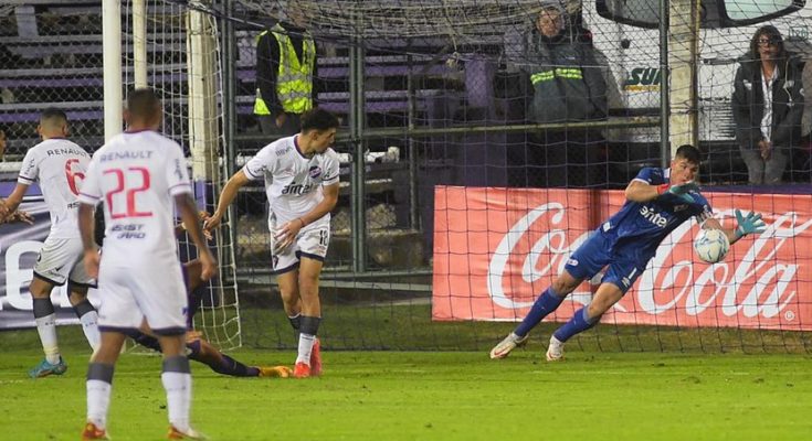 Apertura: Nacional, con un Rochet descomunal, venció 2-0 a Defensor en el Franzini