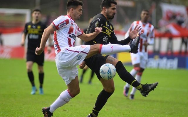 Apertura: Peñarol empató 0-0 en su visita a River Plate y quedó relegado en la pelea