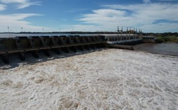 Salto Grande opera para regular el caudal del Río Uruguay