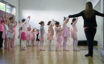 Niñas de Aldeas Infantiles asisten a clases de danza en la Escuela Departamental de Ballet
