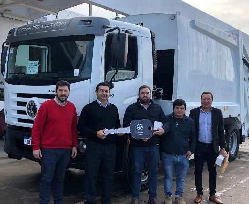 Intendente Lima confirmó la compra de un nuevo camión recolector 0Km con sistema levantacontenedores Intendente Lima confirmó la compra de un nuevo camión recolector 0Km con sistema levantacontenedores