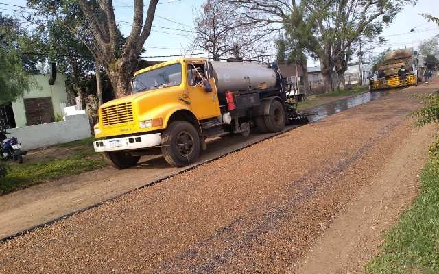 Intendente y Director de Obras visitaron barrio Independencia donde se coloca bitumen