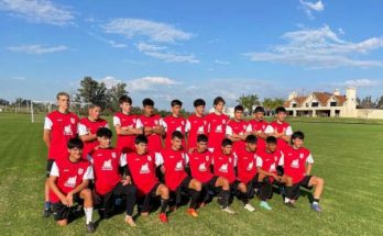 Los jugadores de la selecciones Sub 14 y Sub 15 de Salto recibieron la nueva indumentaria de entrenamiento Los jugadores de la selecciones Sub 14 y Sub 15 de Salto recibieron la nueva indumentaria de entrenamiento