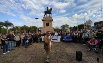 Ex obreros de Salto Grande realizan una nueva asamblea pública en Plaza Artigas