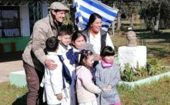 Edinson Cavani visitó de sorpresa la escuela 133 de Cerro Largo y se prendió a un picado