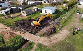 Intendente Lima y Director de Obras destacaron limpieza de cañada en barrio Patulé