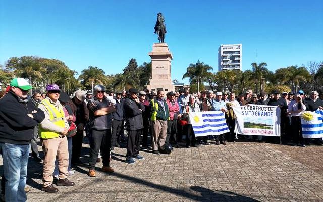 Ex Obreros de Salto Grande se reúnen en asamblea este sábado en Plaza Artigas para ajustar detalles del viaje a Torre Ejecutiva